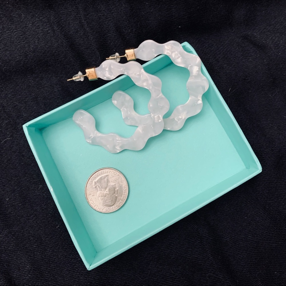Classic white marbled scalloped earrings